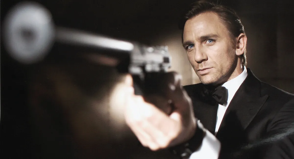 James Bond Daniel Craig Pointing Gun